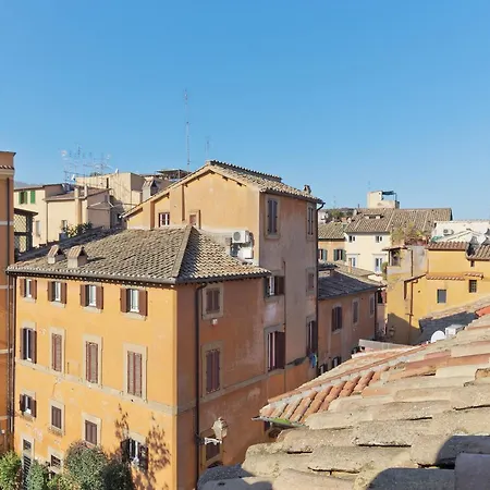 Vicolo De Renzi Trastevere